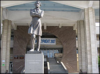 Памятник Пушкину в Киргизско-российском славянском университете