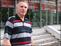 Андрей Петухов возле Русского театра в Бишкеке